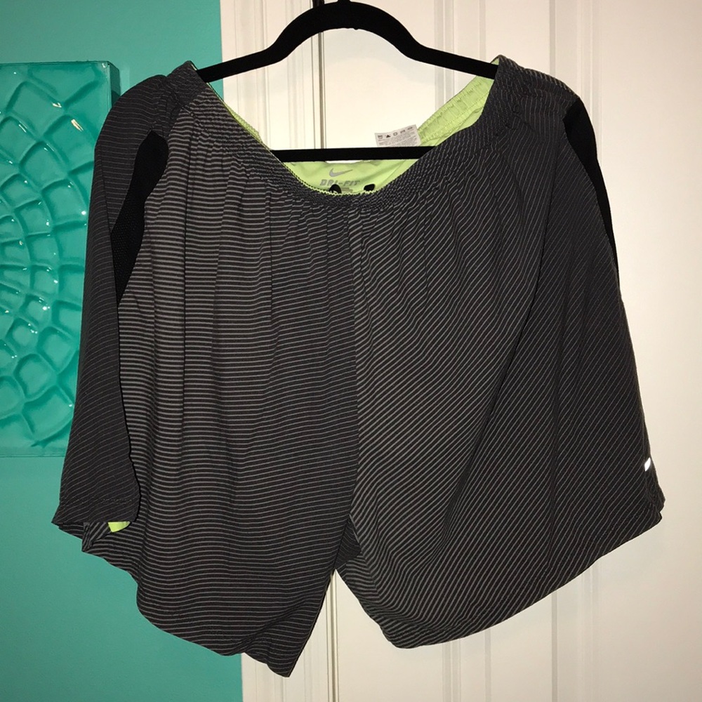 NIKE SHORTS